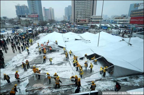 湖南贵州等地大雪来袭 交通受到严重影响