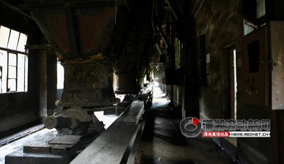 湘潭锰矿烧结厂。这里是烧结工艺的场所,把锰矿石烧制成松软的矿粉,供高炉冶炼使用。